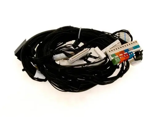 Kabelbaum mit mehreren schwarzen Kabeln und einer Anschlussleiste in unterschiedlichen Farben. Das Produkt stammt von Bosch und dient zur elektrischen Verbindung.